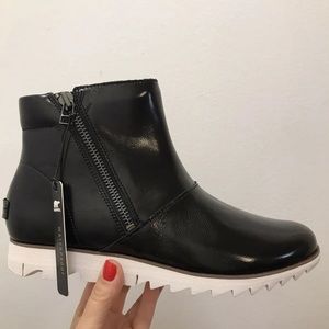 Sorel women’s black boots new